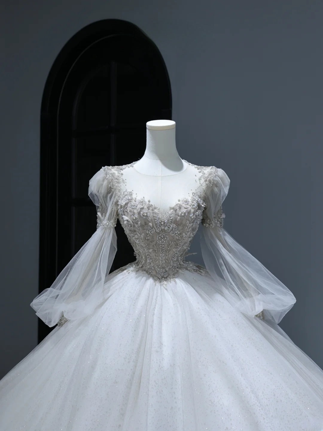 Robe de mariée longue de princesse, coupe bal, col rond, ornée d'appliqués de dentelle, manches longues et traîne, blanche, AS374