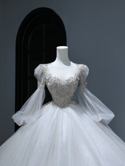 Robe de mariée longue de princesse, coupe bal, col rond, ornée d'appliqués de dentelle, manches longues et traîne, blanche, AS374