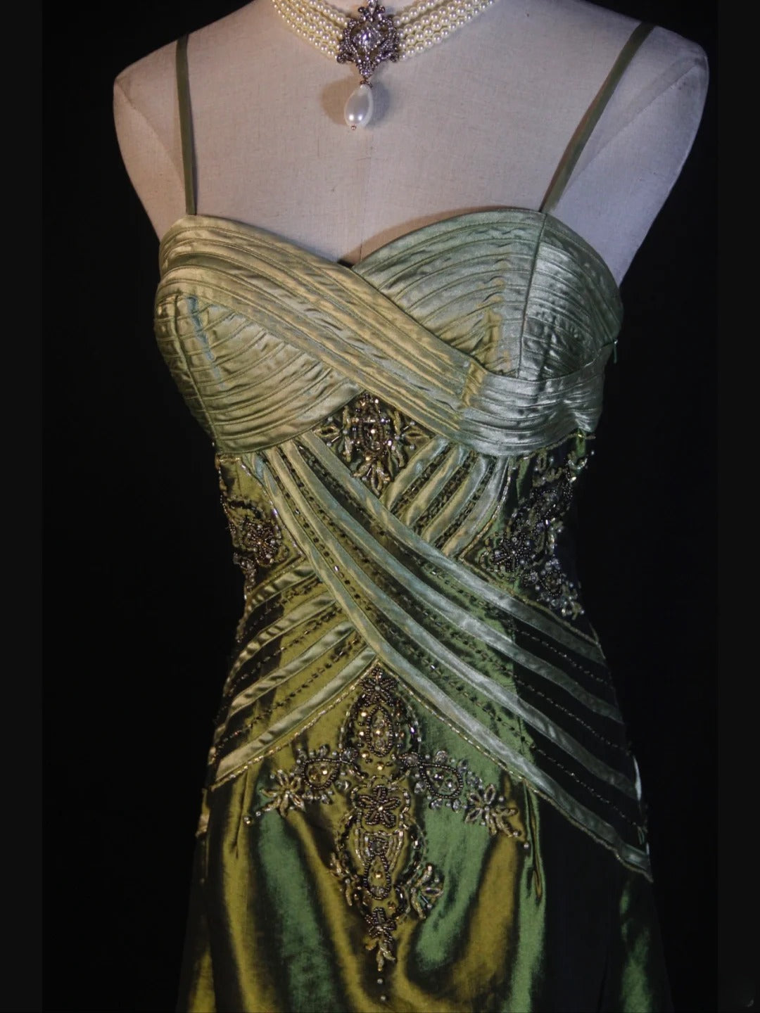 Retro-Abendkleid im 60er-Jahre-Stil: A-Linie, Spaghettiträger, olivgrüner Satin mit Rüschen, Perlen und Schlitz – Inspiration für ein Outfit zum 22. Geburtstag (AS374)