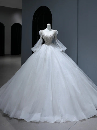 Robe de mariée longue de princesse, coupe bal, col rond, ornée d'appliqués de dentelle, manches longues et traîne, blanche, AS374