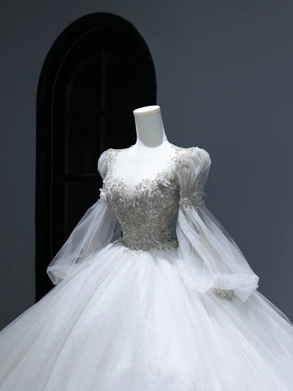 Robe de mariée longue de princesse, coupe bal, col rond, ornée d'appliqués de dentelle, manches longues et traîne, blanche, AS374
