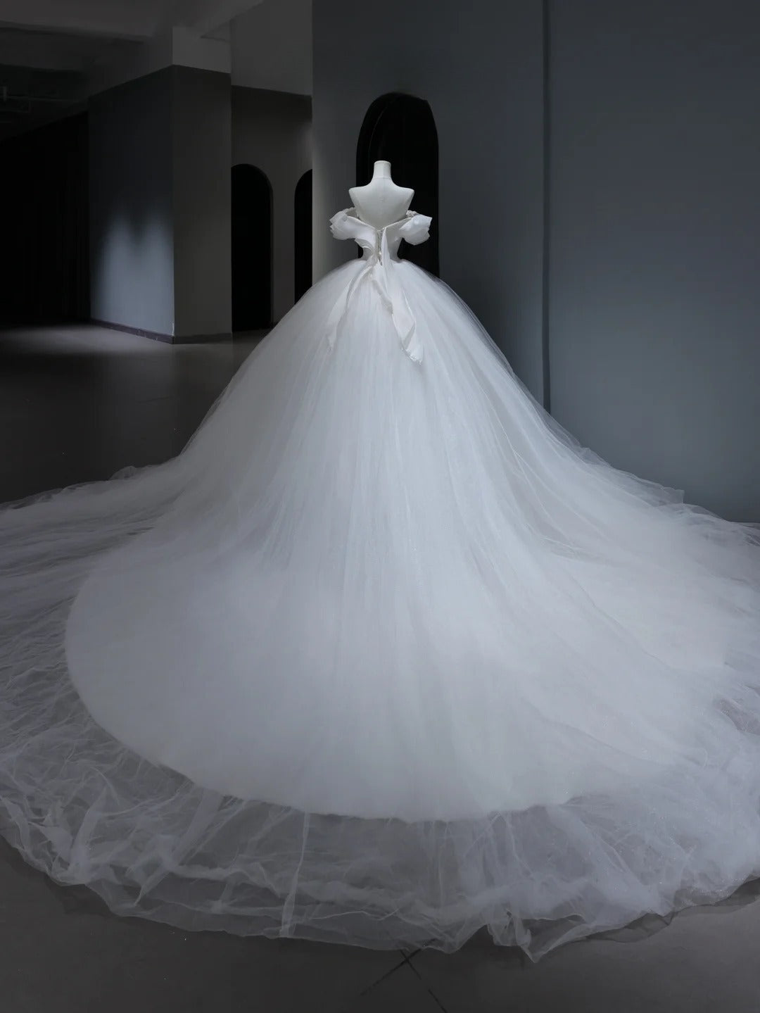 Langes Prinzessinnen-Hochzeitskleid im Ballkleid-Stil mit schulterfreiem Ausschnitt und kurzer Schleppe, weißes Brautkleid AS375