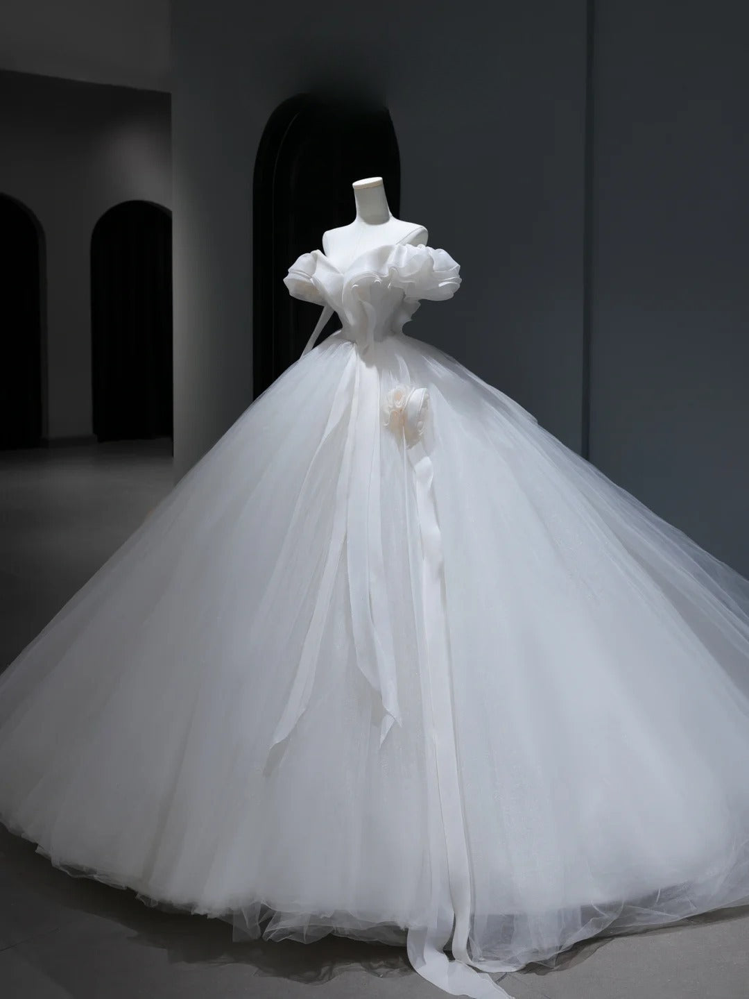 Langes Prinzessinnen-Hochzeitskleid im Ballkleid-Stil mit schulterfreiem Ausschnitt und kurzer Schleppe, weißes Brautkleid AS375