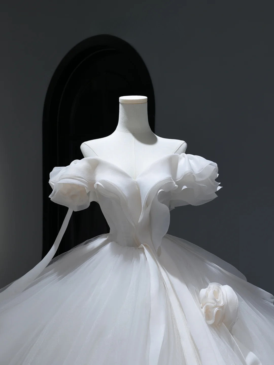Langes Prinzessinnen-Hochzeitskleid im Ballkleid-Stil mit schulterfreiem Ausschnitt und kurzer Schleppe, weißes Brautkleid AS375