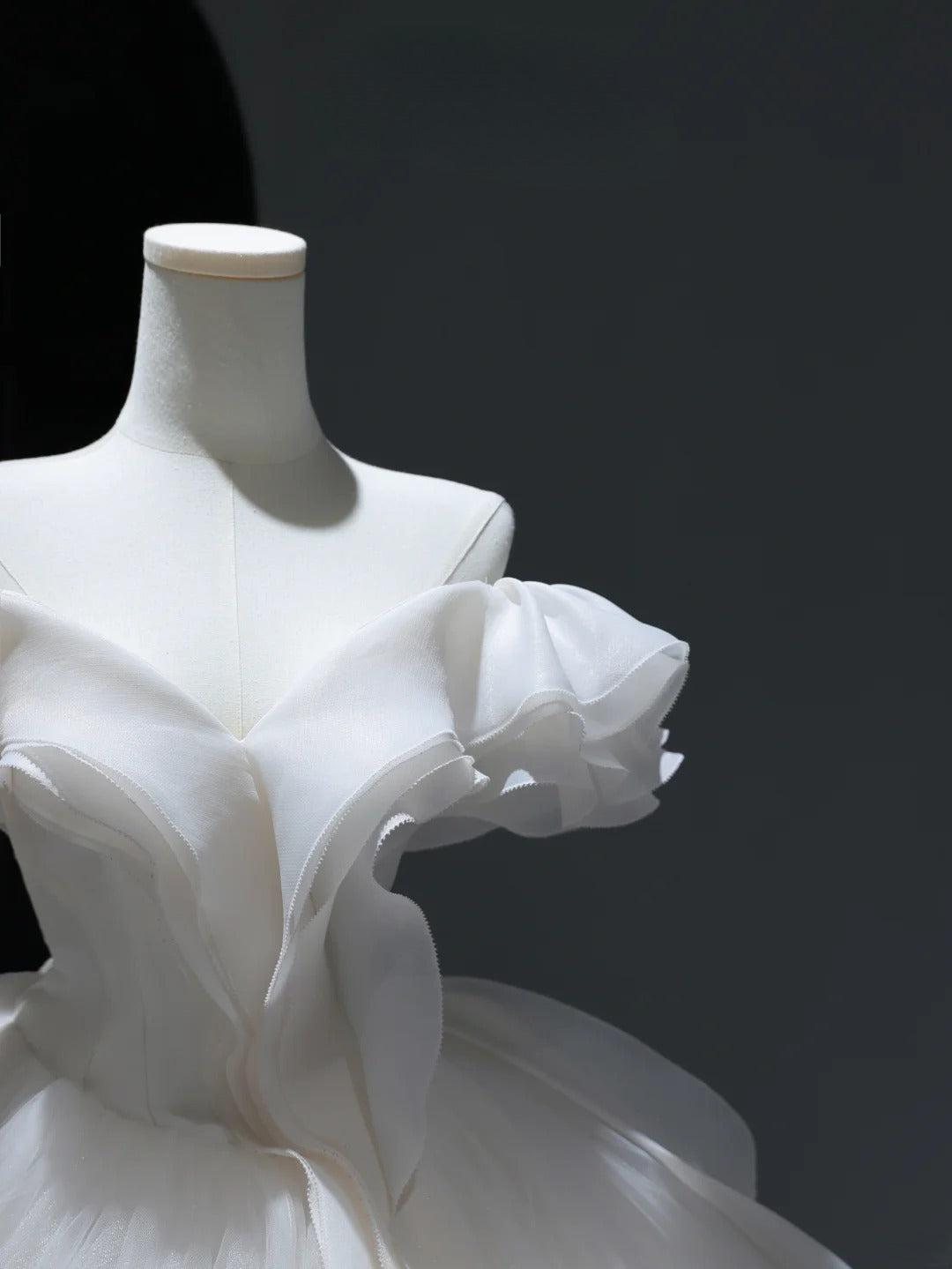 Langes Prinzessinnen-Hochzeitskleid im Ballkleid-Stil mit schulterfreiem Ausschnitt und kurzer Schleppe, weißes Brautkleid AS375