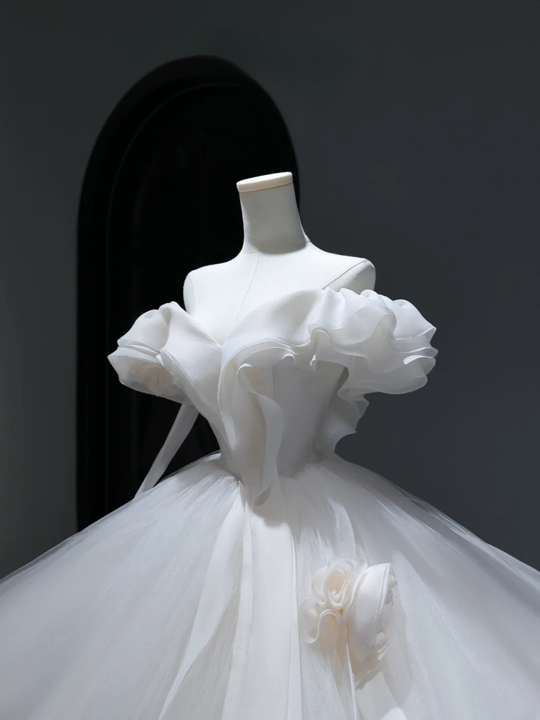 Langes Prinzessinnen-Hochzeitskleid im Ballkleid-Stil mit schulterfreiem Ausschnitt und kurzer Schleppe, weißes Brautkleid AS375