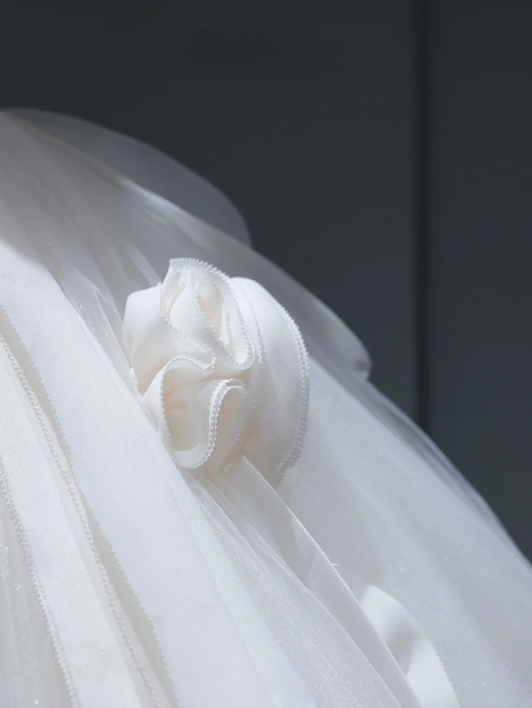 Langes Prinzessinnen-Hochzeitskleid im Ballkleid-Stil mit schulterfreiem Ausschnitt und kurzer Schleppe, weißes Brautkleid AS375