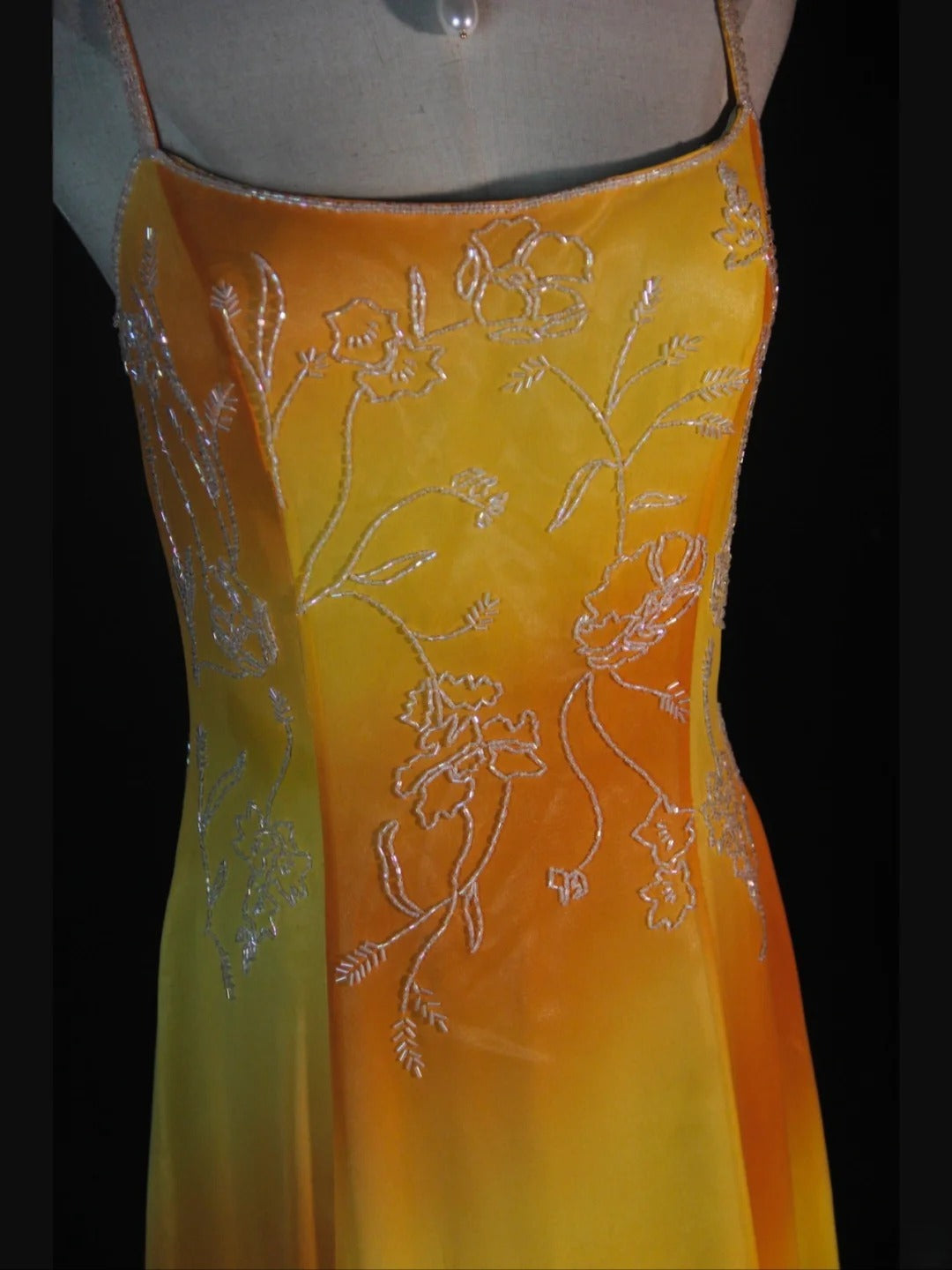 Robe de bal longue rétro années 60, coupe trapèze, bretelles spaghetti, mousseline multicolore ornée de perles. Inspiration pour une tenue de 22 ans ou une robe de soirée (AS376).