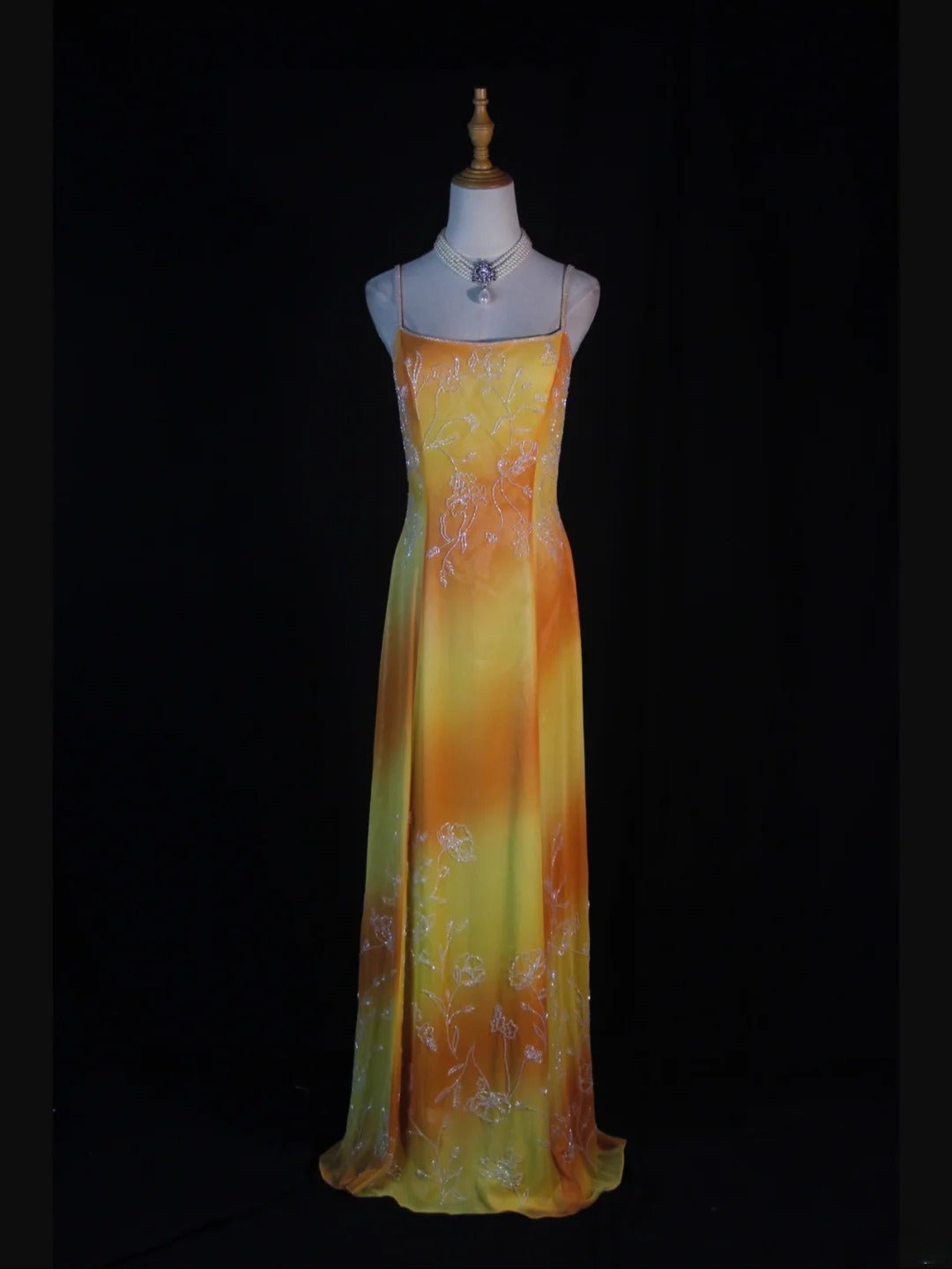 Robe de bal longue rétro années 60, coupe trapèze, bretelles spaghetti, mousseline multicolore ornée de perles. Inspiration pour une tenue de 22 ans ou une robe de soirée (AS376).