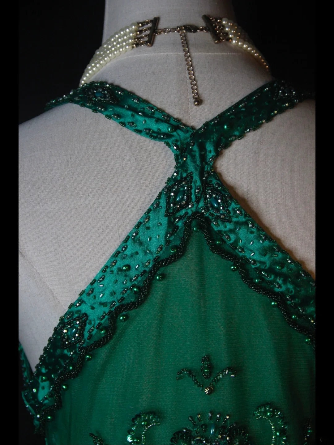 Retro-Abendkleid im 60er-Jahre-Stil: A-Linie, Neckholder, dunkel smaragdgrüner Satin mit Perlen, Inspiration für das Outfit zum 22. Geburtstag, formelles Abendkleid AS377