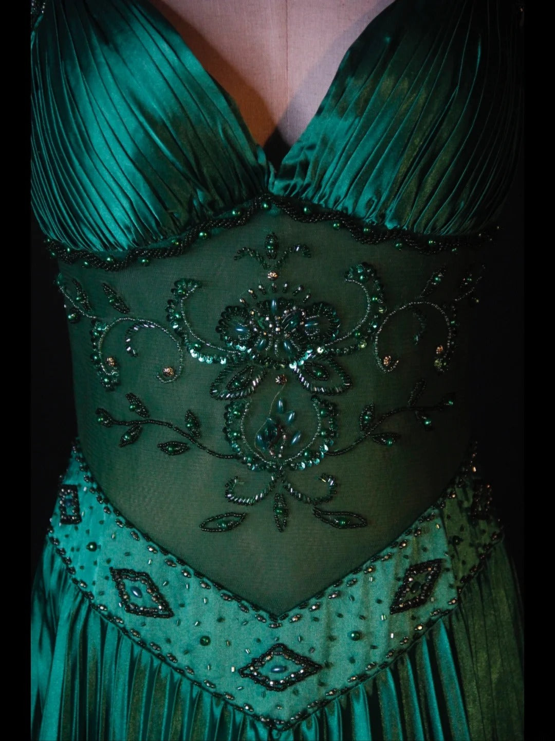 Retro-Abendkleid im 60er-Jahre-Stil: A-Linie, Neckholder, dunkel smaragdgrüner Satin mit Perlen, Inspiration für das Outfit zum 22. Geburtstag, formelles Abendkleid AS377