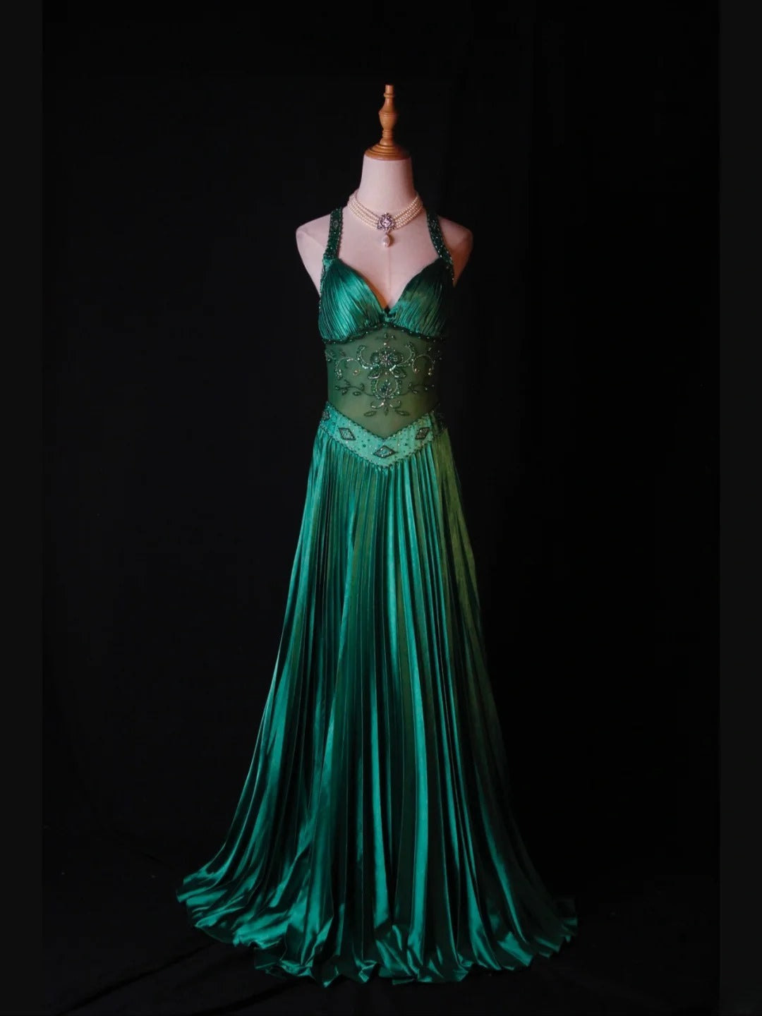 Retro-Abendkleid im 60er-Jahre-Stil: A-Linie, Neckholder, dunkel smaragdgrüner Satin mit Perlen, Inspiration für das Outfit zum 22. Geburtstag, formelles Abendkleid AS377