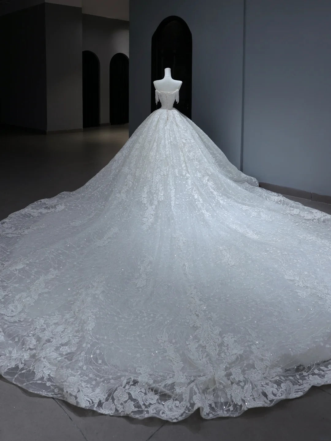 Prinzessinnen-Brautkleid, langes Ballkleid im Sweetheart-Stil mit Quastenschleppe, weißes Spitzenbrautkleid AS377