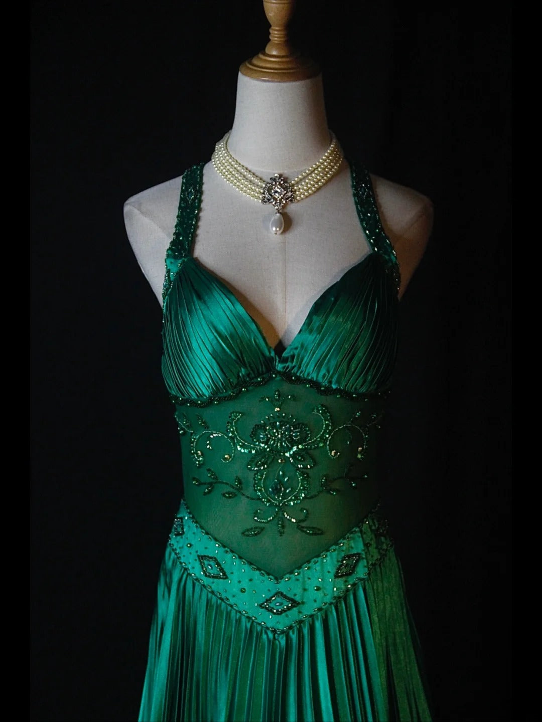Retro-Abendkleid im 60er-Jahre-Stil: A-Linie, Neckholder, dunkel smaragdgrüner Satin mit Perlen, Inspiration für das Outfit zum 22. Geburtstag, formelles Abendkleid AS377