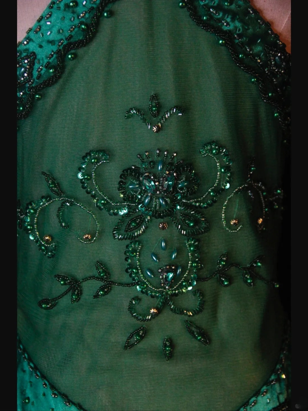 Retro-Abendkleid im 60er-Jahre-Stil: A-Linie, Neckholder, dunkel smaragdgrüner Satin mit Perlen, Inspiration für das Outfit zum 22. Geburtstag, formelles Abendkleid AS377