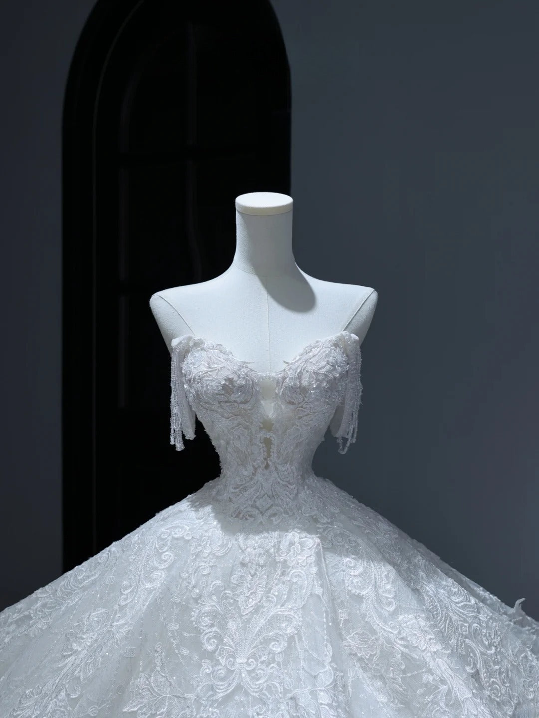 Prinzessinnen-Brautkleid, langes Ballkleid im Sweetheart-Stil mit Quastenschleppe, weißes Spitzenbrautkleid AS377