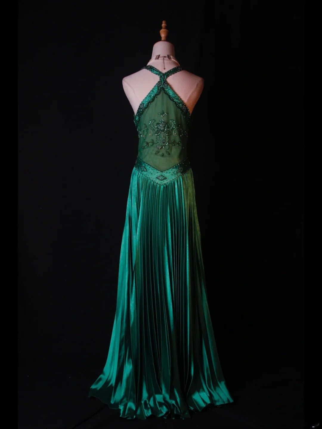 Retro-Abendkleid im 60er-Jahre-Stil: A-Linie, Neckholder, dunkel smaragdgrüner Satin mit Perlen, Inspiration für das Outfit zum 22. Geburtstag, formelles Abendkleid AS377