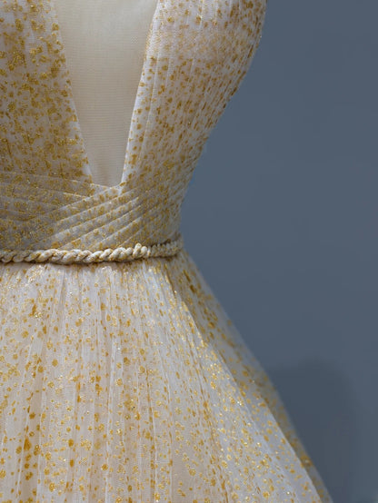 Elegantes, schlichtes Ballkleid im A-Linien-Stil mit Spaghettiträgern aus goldenem Tüll – ein echter Hingucker! Das figurbetonte, lange Abendkleid mit Korsett-Schnitt ist ein Must-have für jeden Anlass. AS378