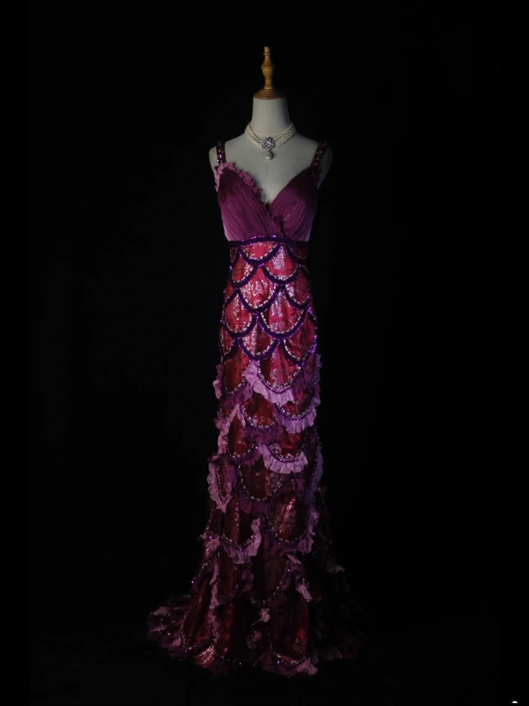 Vintage A-Linien-Abendkleid im 80er-Jahre-Stil mit herzförmigem Ausschnitt, Spitze und Perlenbesatz in Traubenform – Inspiration für Geburtstagsoutfits und festliche Abendkleider AS378
