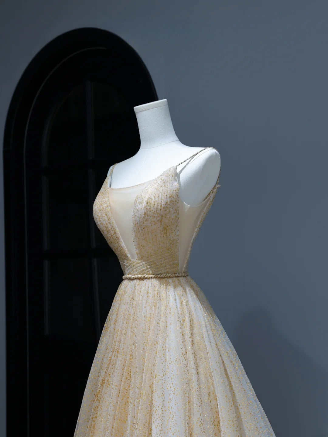Elegantes, schlichtes Ballkleid im A-Linien-Stil mit Spaghettiträgern aus goldenem Tüll – ein echter Hingucker! Das figurbetonte, lange Abendkleid mit Korsett-Schnitt ist ein Must-have für jeden Anlass. AS378