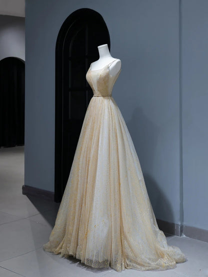 Elegantes, schlichtes Ballkleid im A-Linien-Stil mit Spaghettiträgern aus goldenem Tüll – ein echter Hingucker! Das figurbetonte, lange Abendkleid mit Korsett-Schnitt ist ein Must-have für jeden Anlass. AS378