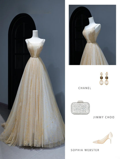 Elegantes, schlichtes Ballkleid im A-Linien-Stil mit Spaghettiträgern aus goldenem Tüll – ein echter Hingucker! Das figurbetonte, lange Abendkleid mit Korsett-Schnitt ist ein Must-have für jeden Anlass. AS378