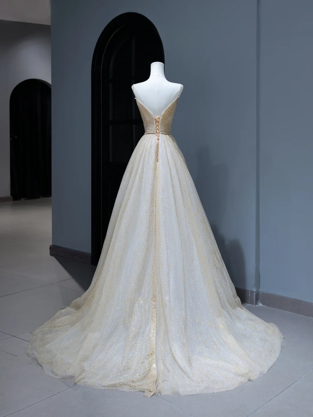 Elegantes, schlichtes Ballkleid im A-Linien-Stil mit Spaghettiträgern aus goldenem Tüll – ein echter Hingucker! Das figurbetonte, lange Abendkleid mit Korsett-Schnitt ist ein Must-have für jeden Anlass. AS378