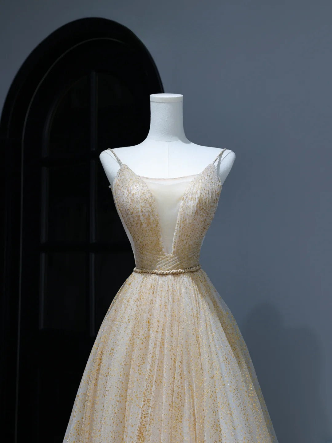 Elegantes, schlichtes Ballkleid im A-Linien-Stil mit Spaghettiträgern aus goldenem Tüll – ein echter Hingucker! Das figurbetonte, lange Abendkleid mit Korsett-Schnitt ist ein Must-have für jeden Anlass. AS378