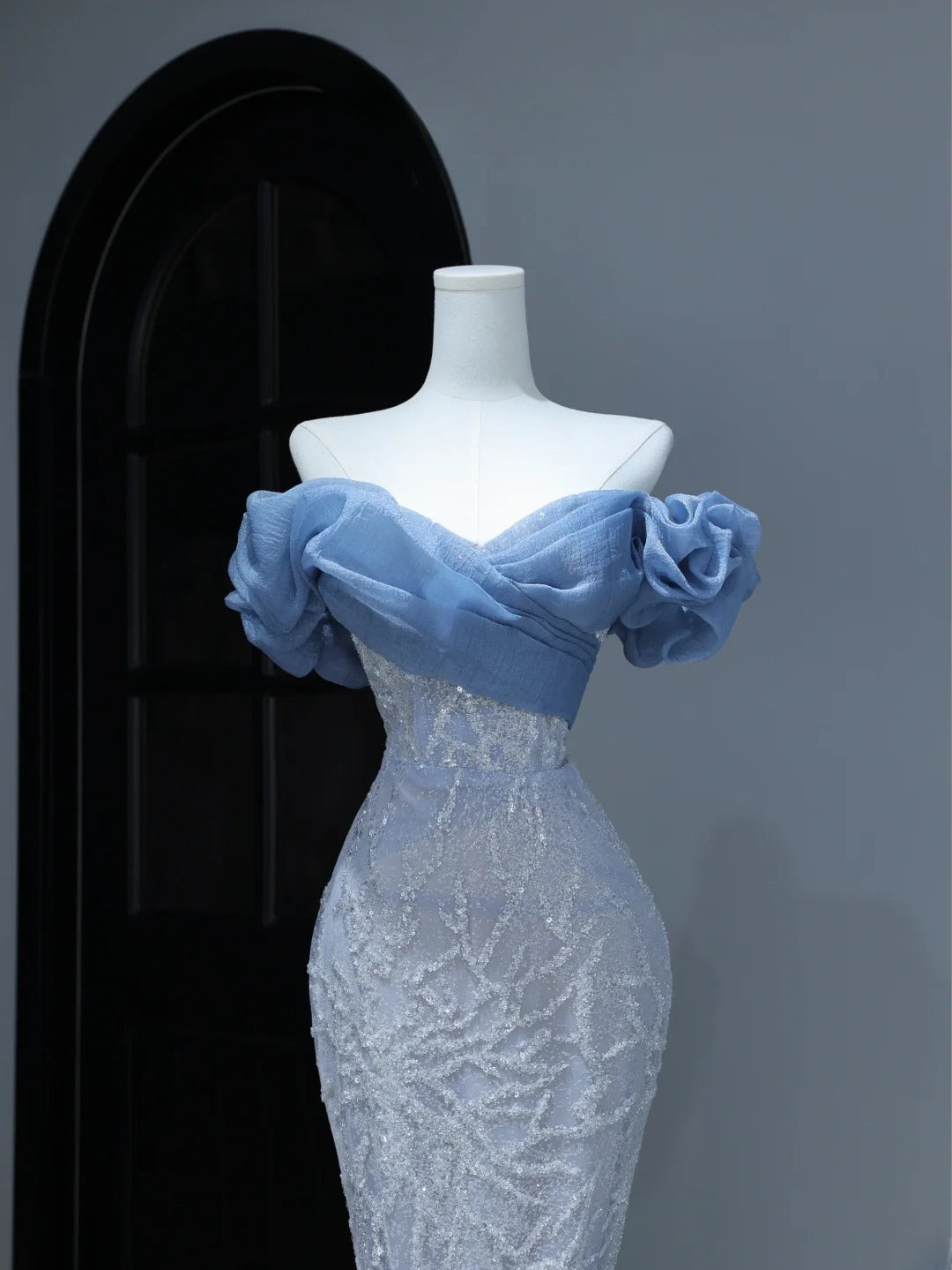 Elegantes, schlichtes Ballkleid im Meerjungfrauenstil mit schulterfreiem Ausschnitt und blauen Pailletten – Inspiration für einen stilvollen Auftritt. Beeindruckendes langes Abendkleid mit Puffärmeln (Modell AS380).