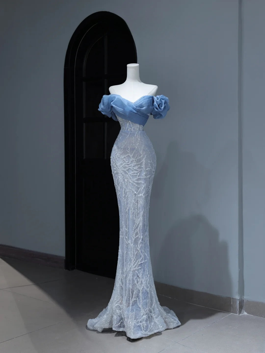 Elegantes, schlichtes Ballkleid im Meerjungfrauenstil mit schulterfreiem Ausschnitt und blauen Pailletten – Inspiration für einen stilvollen Auftritt. Beeindruckendes langes Abendkleid mit Puffärmeln (Modell AS380).