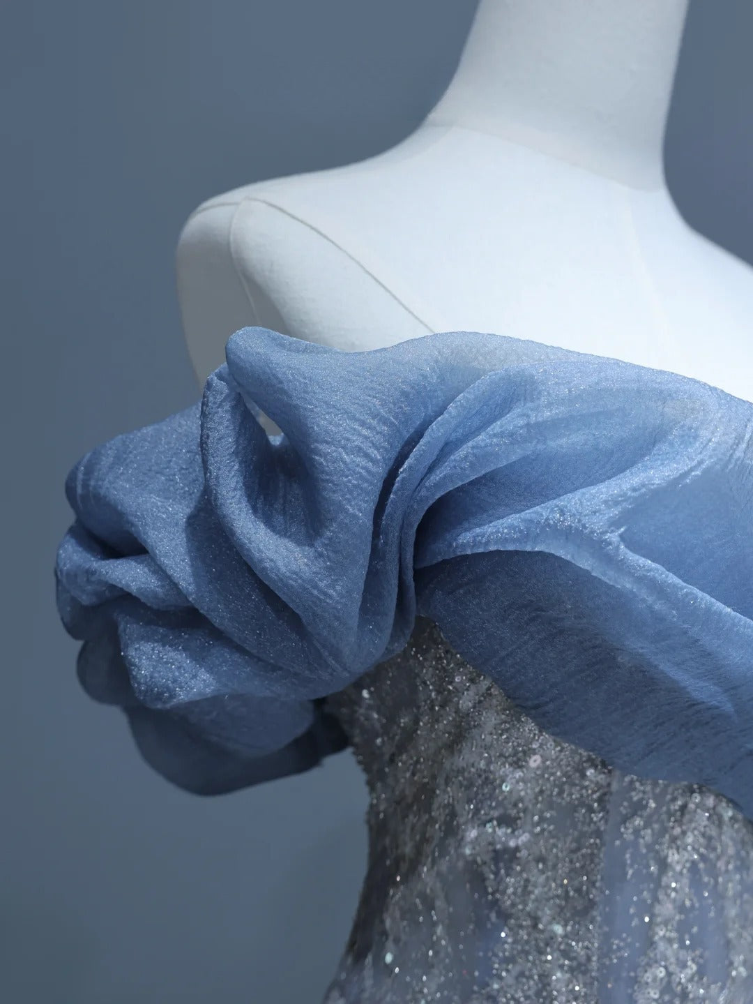 Elegantes, schlichtes Ballkleid im Meerjungfrauenstil mit schulterfreiem Ausschnitt und blauen Pailletten – Inspiration für einen stilvollen Auftritt. Beeindruckendes langes Abendkleid mit Puffärmeln (Modell AS380).