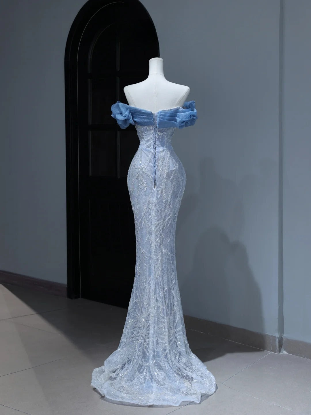 Elegantes, schlichtes Ballkleid im Meerjungfrauenstil mit schulterfreiem Ausschnitt und blauen Pailletten – Inspiration für einen stilvollen Auftritt. Beeindruckendes langes Abendkleid mit Puffärmeln (Modell AS380).