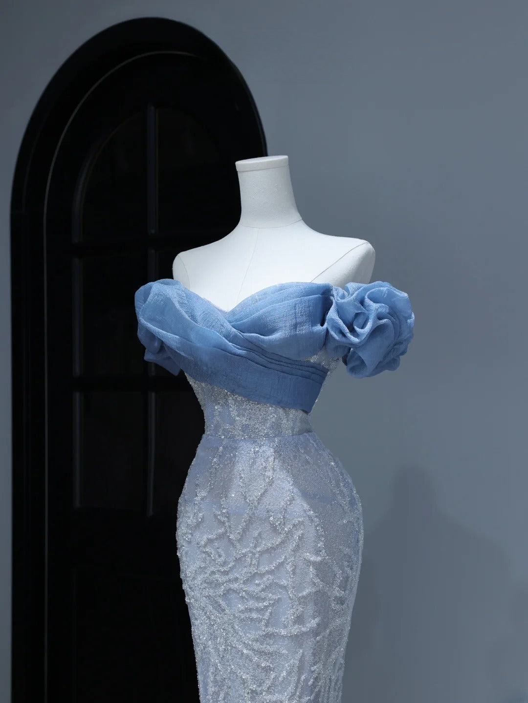 Elegantes, schlichtes Ballkleid im Meerjungfrauenstil mit schulterfreiem Ausschnitt und blauen Pailletten – Inspiration für einen stilvollen Auftritt. Beeindruckendes langes Abendkleid mit Puffärmeln (Modell AS380).