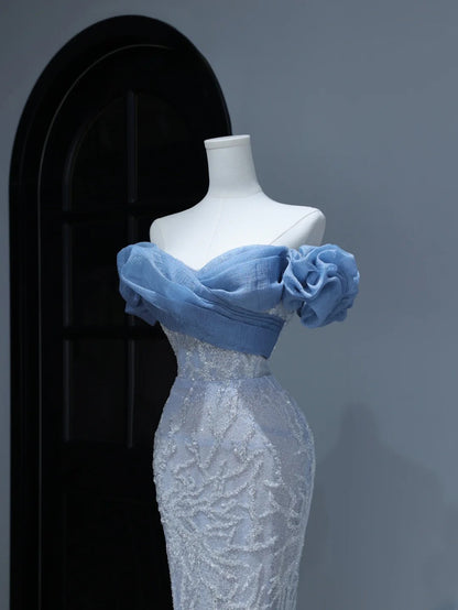 Elegantes, schlichtes Ballkleid im Meerjungfrauenstil mit schulterfreiem Ausschnitt und blauen Pailletten – Inspiration für einen stilvollen Auftritt. Beeindruckendes langes Abendkleid mit Puffärmeln (Modell AS380).
