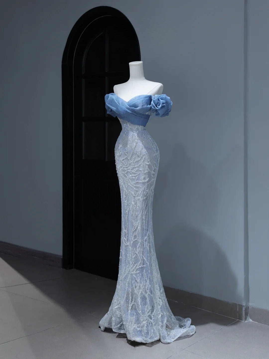 Elegantes, schlichtes Ballkleid im Meerjungfrauenstil mit schulterfreiem Ausschnitt und blauen Pailletten – Inspiration für einen stilvollen Auftritt. Beeindruckendes langes Abendkleid mit Puffärmeln (Modell AS380).