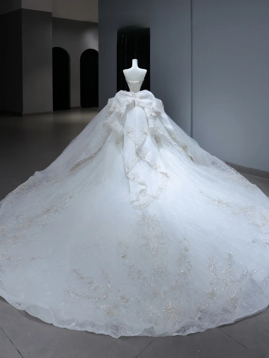 Prinzessinnen-Brautkleid, langes Ballkleid im Sweetheart-Stil mit silberbesetztem Oberteil und Schleppe, weißes Brautkleid AS381
