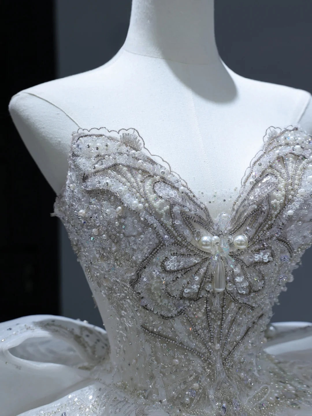 Prinzessinnen-Brautkleid, langes Ballkleid im Sweetheart-Stil mit silberbesetztem Oberteil und Schleppe, weißes Brautkleid AS381