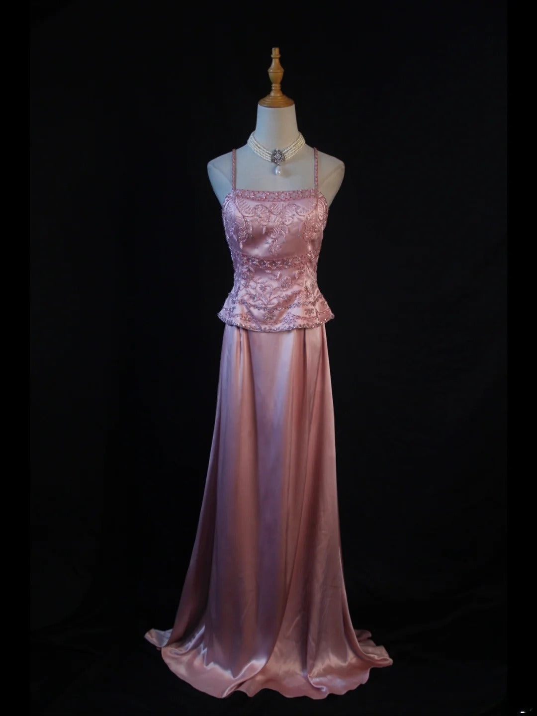 Vintage A-Linien-Kleid im 80er-Jahre-Stil mit Spaghettiträgern, rosa Perlen und Perlenbesatz – Inspiration für Geburtstagsoutfits und festliche Abendkleider AS382