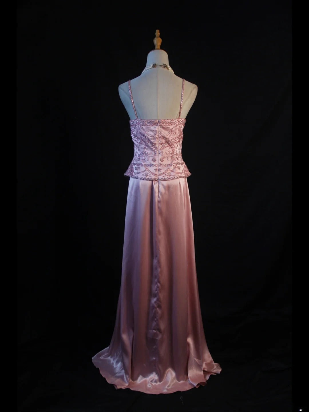 Vintage A-Linien-Kleid im 80er-Jahre-Stil mit Spaghettiträgern, rosa Perlen und Perlenbesatz – Inspiration für Geburtstagsoutfits und festliche Abendkleider AS382