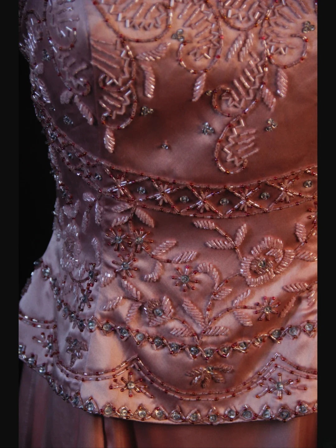 Vintage A-Linien-Kleid im 80er-Jahre-Stil mit Spaghettiträgern, rosa Perlen und Perlenbesatz – Inspiration für Geburtstagsoutfits und festliche Abendkleider AS382