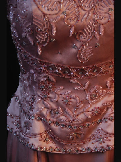 Vintage A-Linien-Kleid im 80er-Jahre-Stil mit Spaghettiträgern, rosa Perlen und Perlenbesatz – Inspiration für Geburtstagsoutfits und festliche Abendkleider AS382