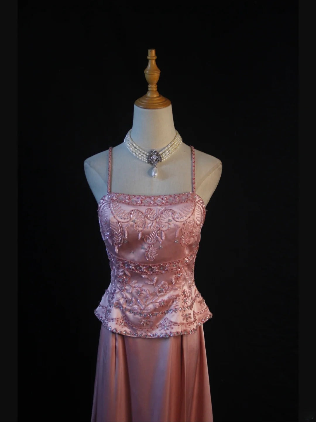 Vintage A-Linien-Kleid im 80er-Jahre-Stil mit Spaghettiträgern, rosa Perlen und Perlenbesatz – Inspiration für Geburtstagsoutfits und festliche Abendkleider AS382