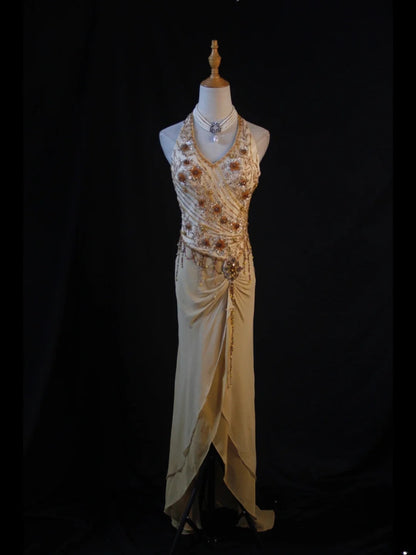 Retro-Abendkleid im 60er-Jahre-Stil: Champagnerfarbenes Chiffonkleid mit asymmetrischem Saum, V-Ausschnitt und Perlen – Inspiration für den 22. Geburtstag (formelles Abendkleid AS383)