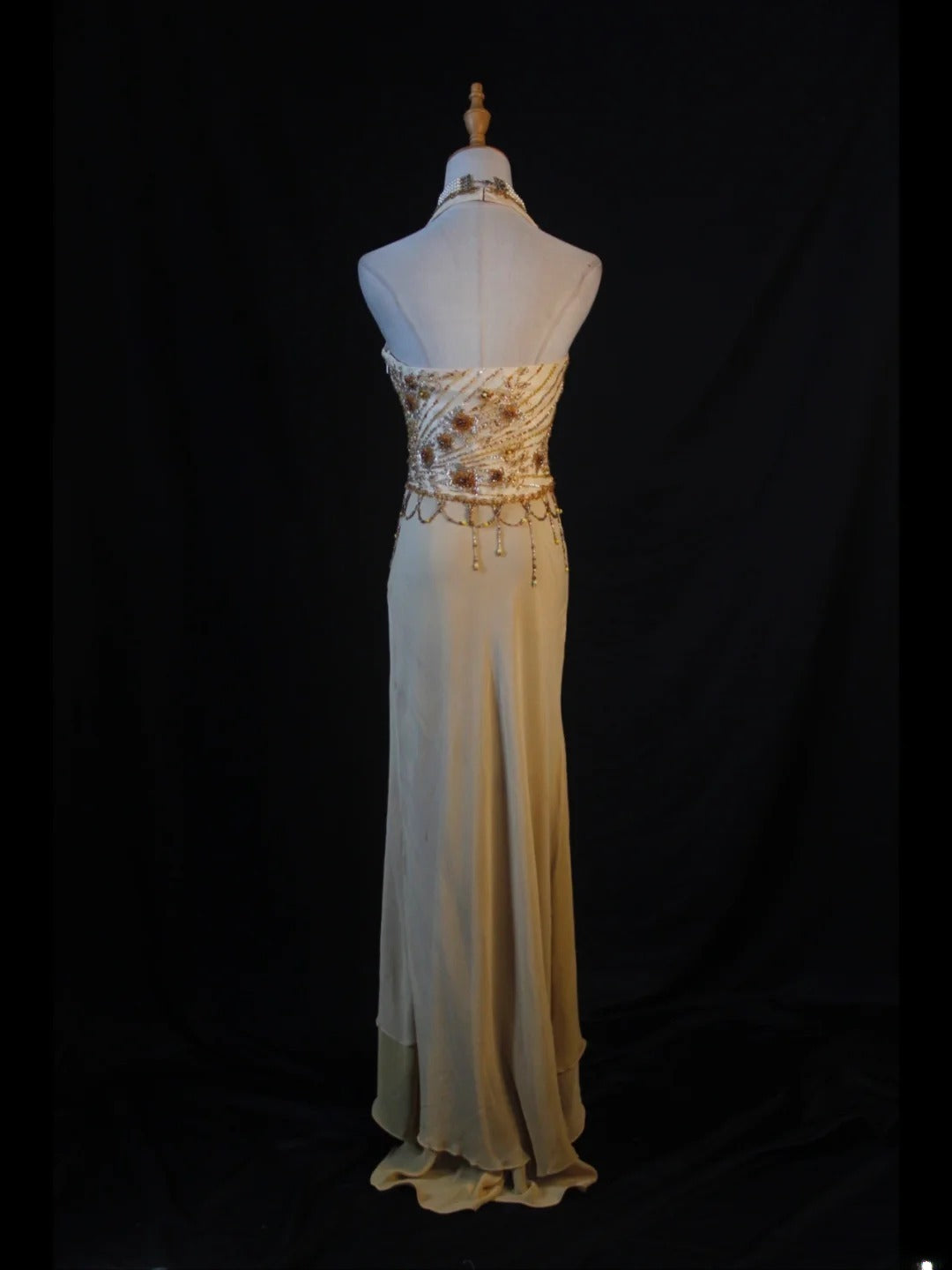 Retro-Abendkleid im 60er-Jahre-Stil: Champagnerfarbenes Chiffonkleid mit asymmetrischem Saum, V-Ausschnitt und Perlen – Inspiration für den 22. Geburtstag (formelles Abendkleid AS383)