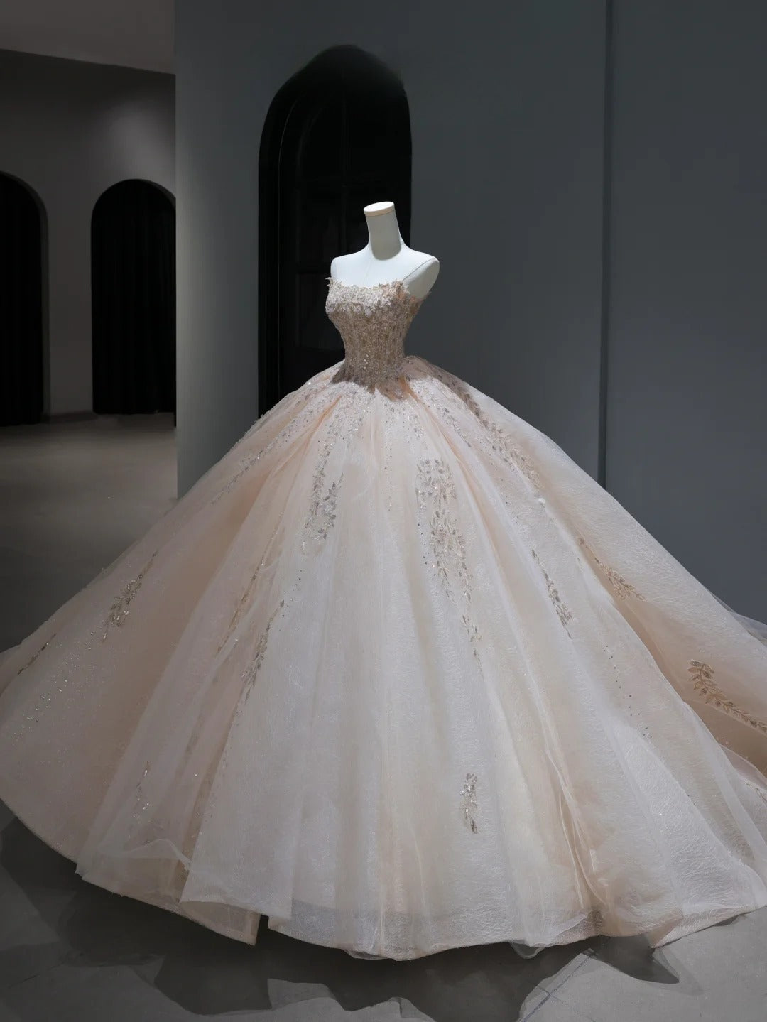 Langes, trägerloses Brautkleid im Prinzessinnen-Stil in zartem Rosa mit Pailletten- und Perlenbesatz am Oberteil und Schleppe (Modell AS383)