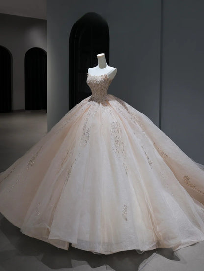 Langes, trägerloses Brautkleid im Prinzessinnen-Stil in zartem Rosa mit Pailletten- und Perlenbesatz am Oberteil und Schleppe (Modell AS383)