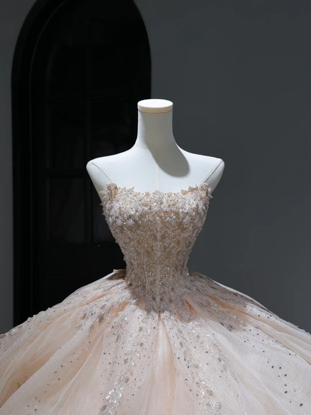 Langes, trägerloses Brautkleid im Prinzessinnen-Stil in zartem Rosa mit Pailletten- und Perlenbesatz am Oberteil und Schleppe (Modell AS383)