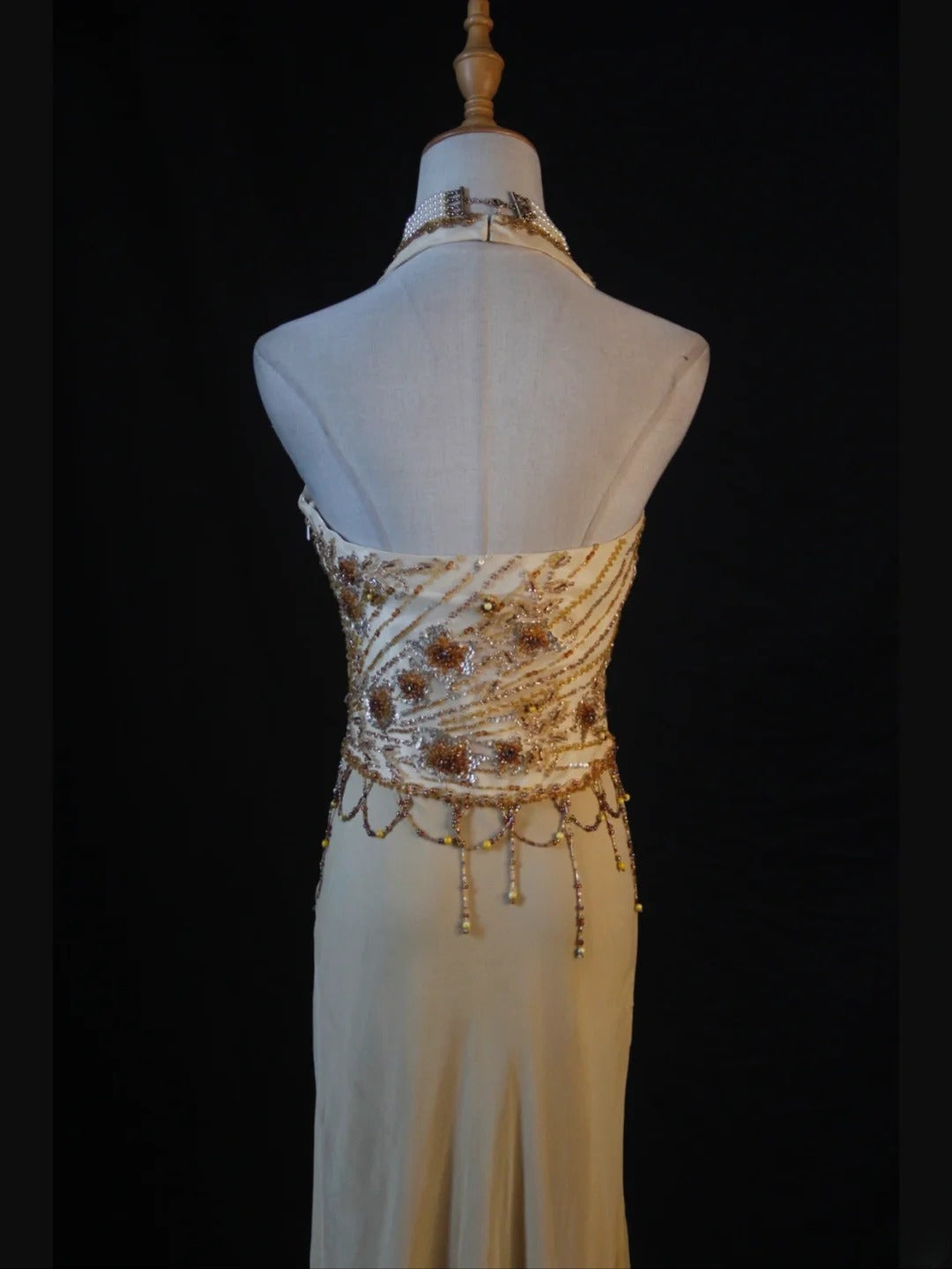 Retro-Abendkleid im 60er-Jahre-Stil: Champagnerfarbenes Chiffonkleid mit asymmetrischem Saum, V-Ausschnitt und Perlen – Inspiration für den 22. Geburtstag (formelles Abendkleid AS383)