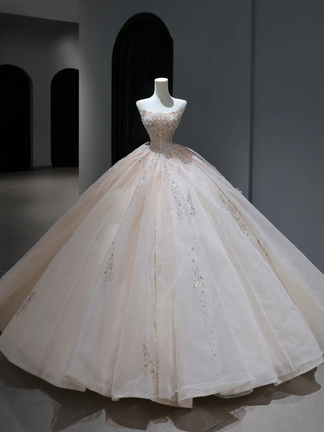 Langes, trägerloses Brautkleid im Prinzessinnen-Stil in zartem Rosa mit Pailletten- und Perlenbesatz am Oberteil und Schleppe (Modell AS383)