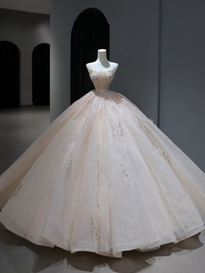 Langes, trägerloses Brautkleid im Prinzessinnen-Stil in zartem Rosa mit Pailletten- und Perlenbesatz am Oberteil und Schleppe (Modell AS383)